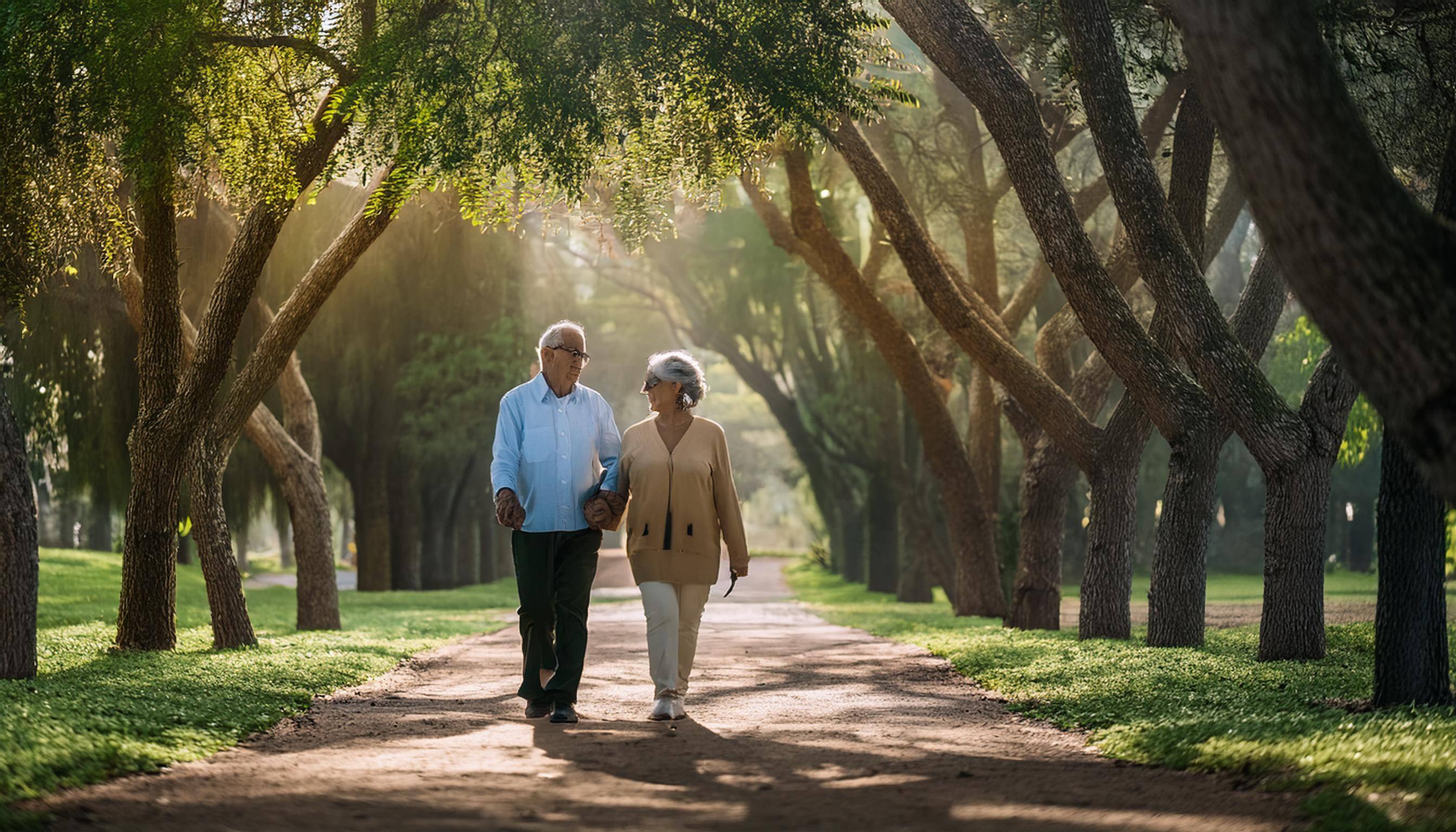 Firefly Imagen de una pareja mayor de clase alta (50 años) caminando por un sendero rodeado de árbol