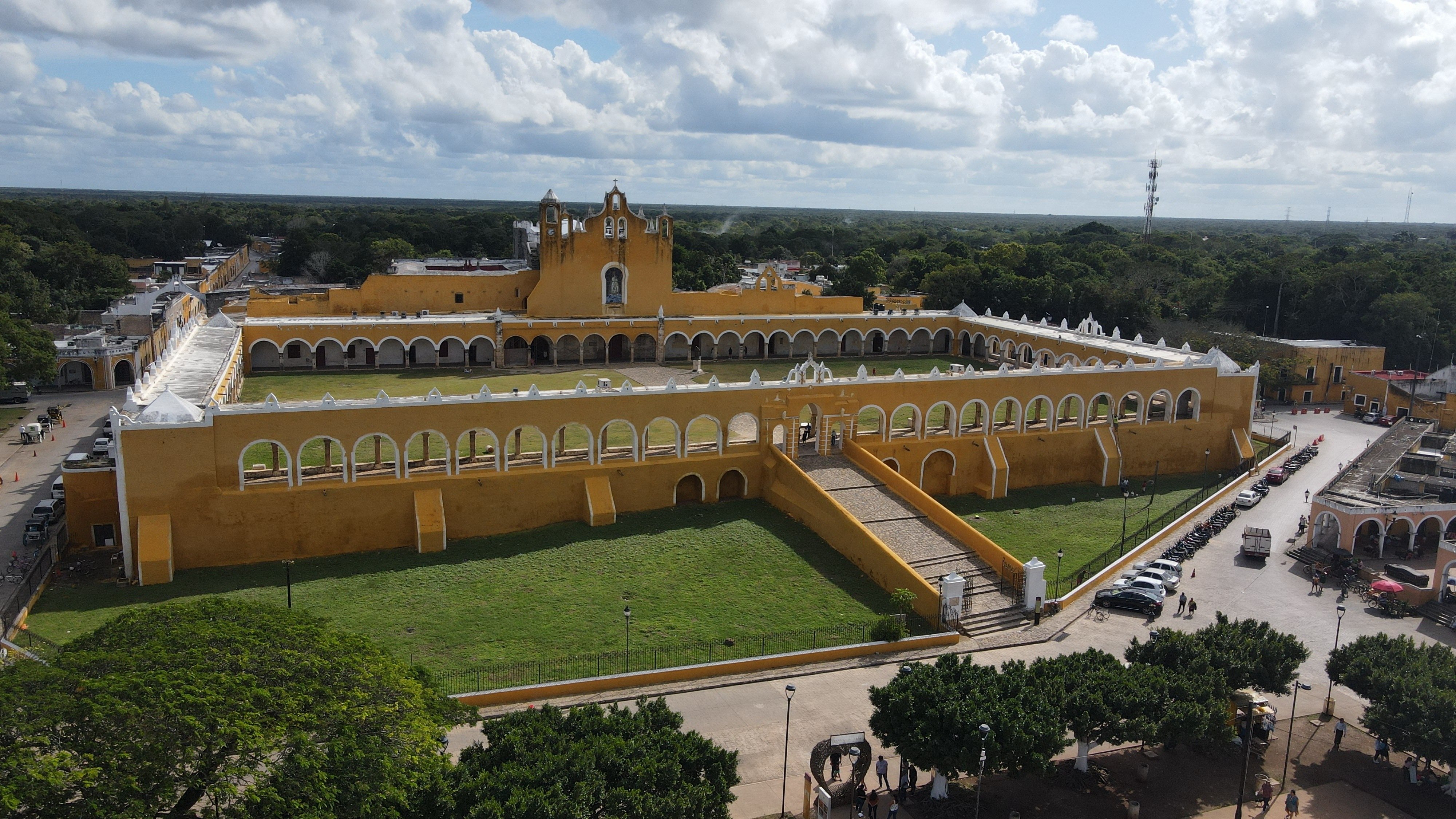 <span id="hs_cos_wrapper_name" class="hs_cos_wrapper hs_cos_wrapper_meta_field hs_cos_wrapper_type_text" style="" data-hs-cos-general-type="meta_field" data-hs-cos-type="text" >¿Por qué Izamal es la Ciudad Amarilla?</span>